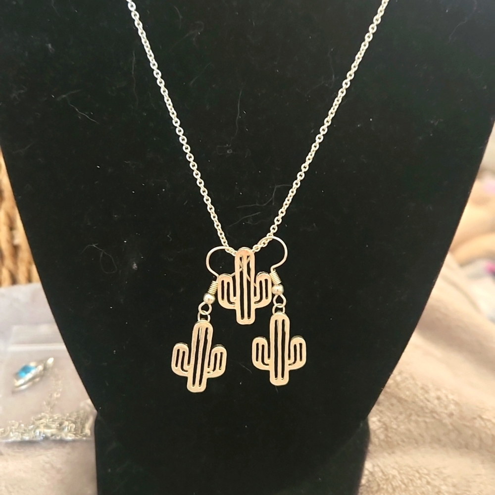 5/$12 Jewlery Gold Cactus Necklace w/ Earrings